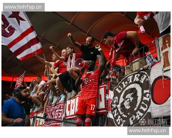 庆祝俱乐部成立60周年，柏林联合球迷在看台大放焰火导致比赛暂停